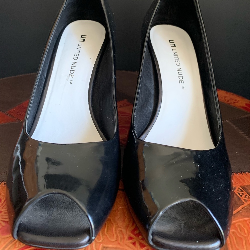 Women black patent, chunky heel peep toe shoes.